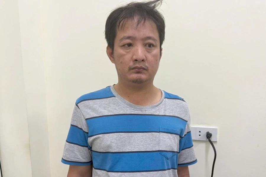 Tạm giữ hình sự người lái xe hơi hất văng Thiếu tá CSGT lên nắp capo