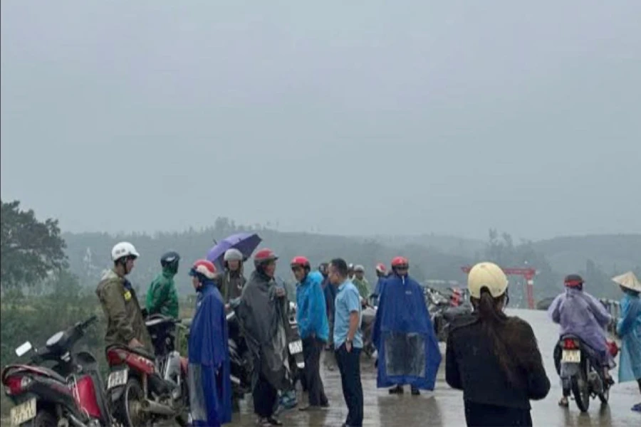 để xe máy trên cầu Hương Thủy (2).jpg