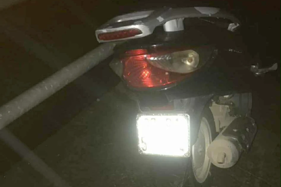 để xe máy trên cầu Hương Thủy.jpg