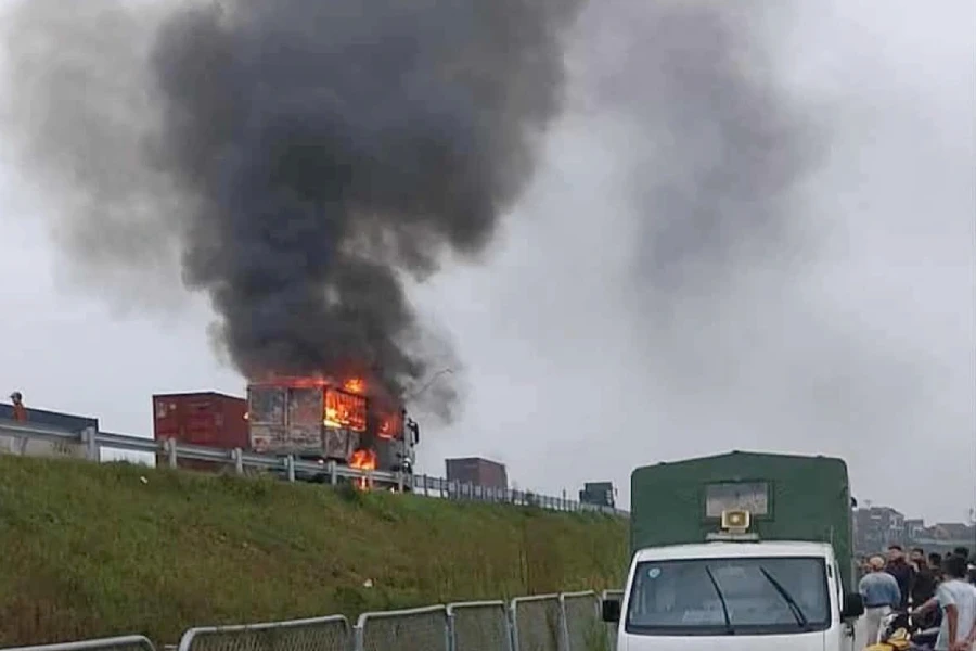 Xe tải bốc cháy.jpg