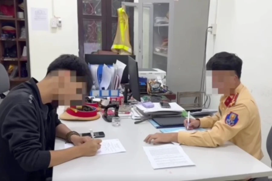 hoc-sinh-không đội mũ bảo hiểm.jpg