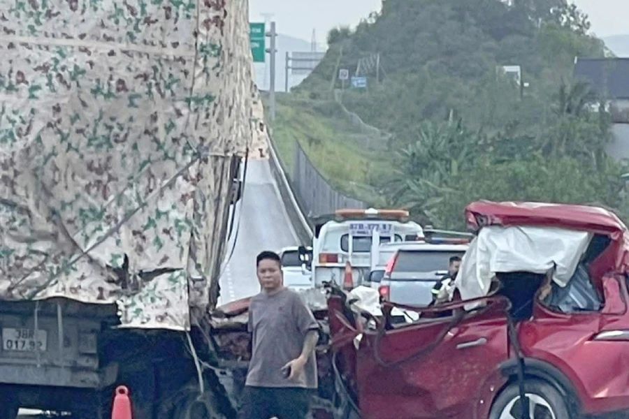 Xe 7 chỗ tông xe đầu kéo (2).jpg