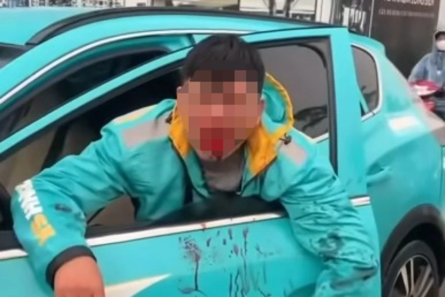 xe công nghệ bị đánh.jpg