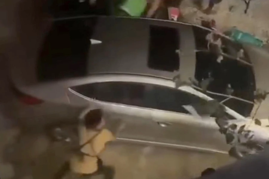 lao vào đám đông (2).jpg