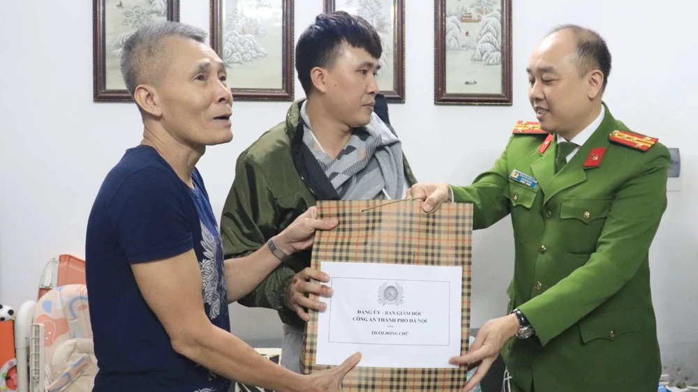 đạp vào đầu xe mô tô.jpg