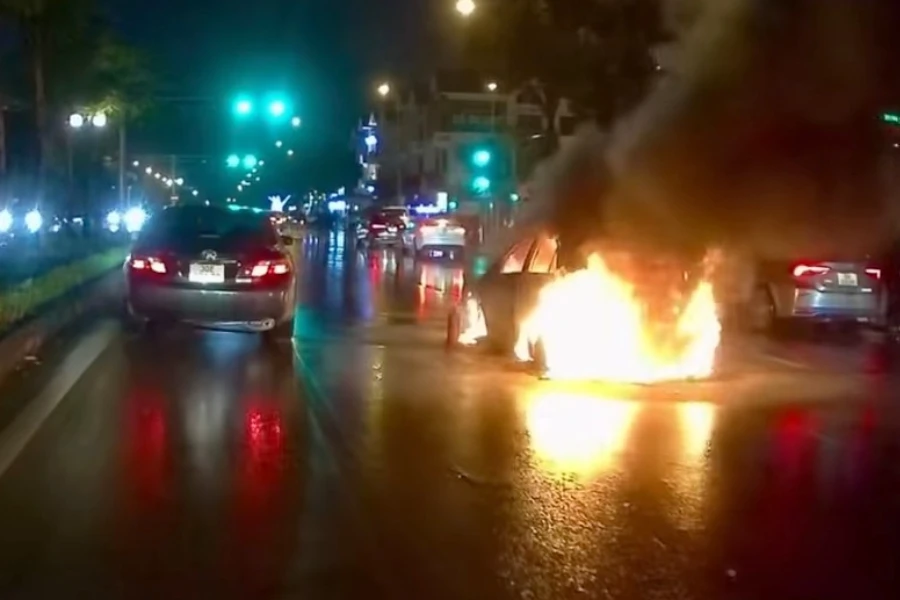 Hà Nội Ô tô cá nhân bốc cháy.jpg