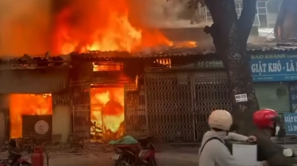 Cháy lớn bên phố Lò Đúc.jpg