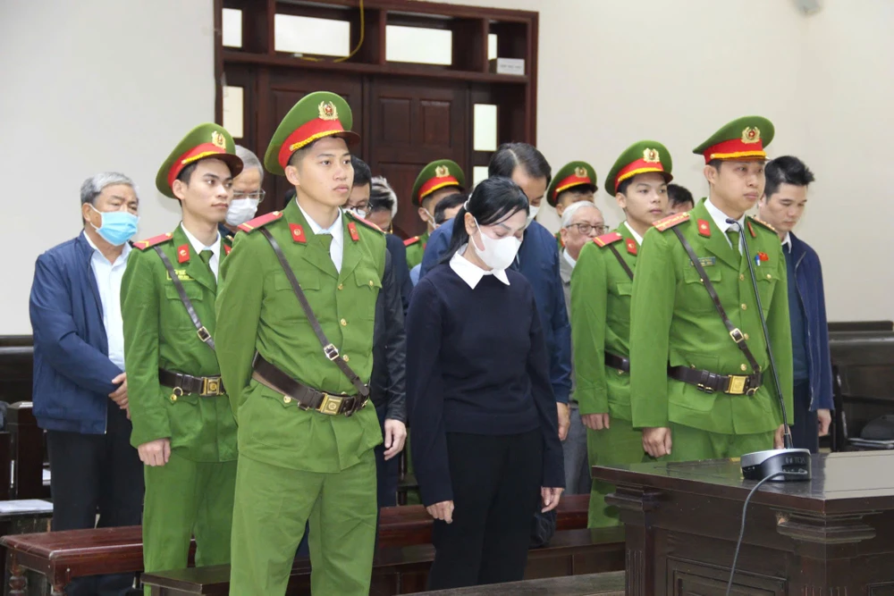 xử vắng mặt.jpg