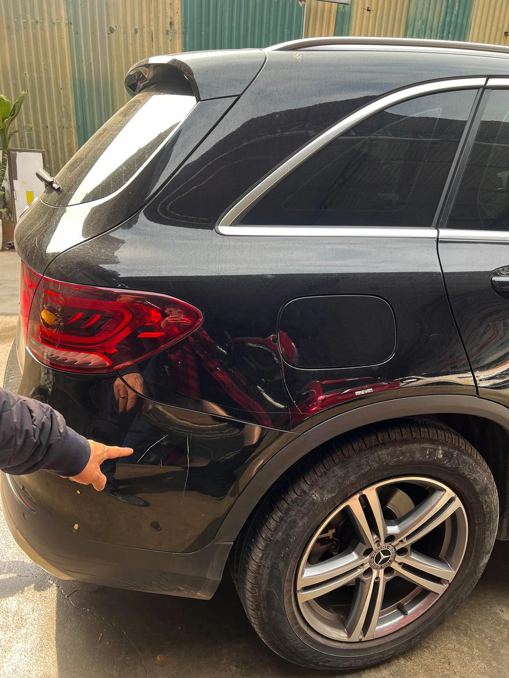 Xe Mercedes-Benz GLC 200 bị cào xước..jpg