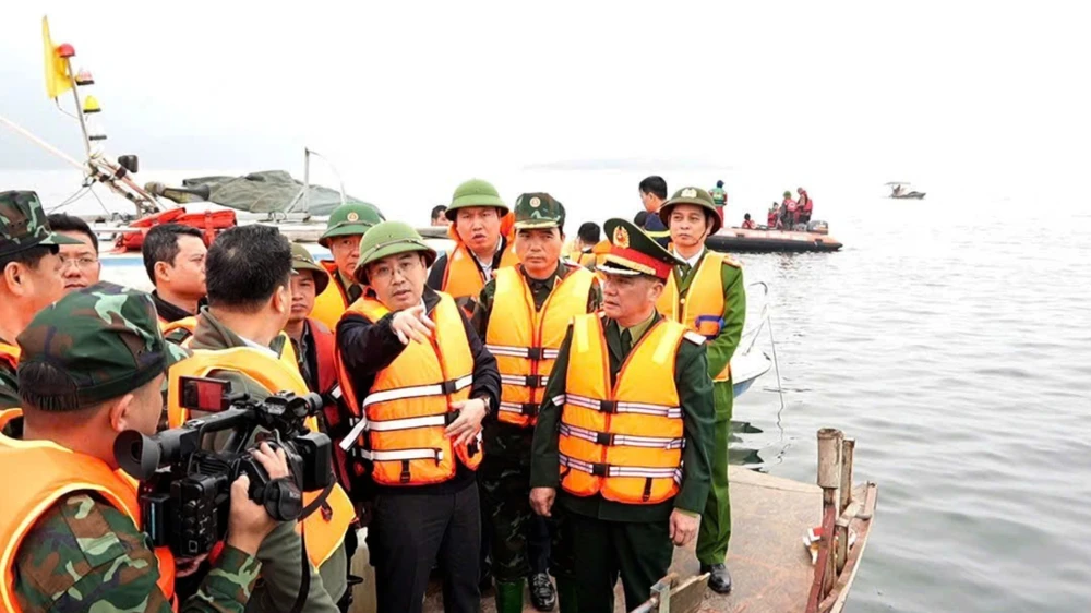 lat-tau-ho-thac-ba (3).jpg