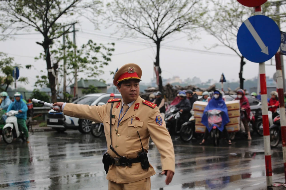 CSGT TP Hà Nội tăng cường đảm bảo an toàn giao thông.