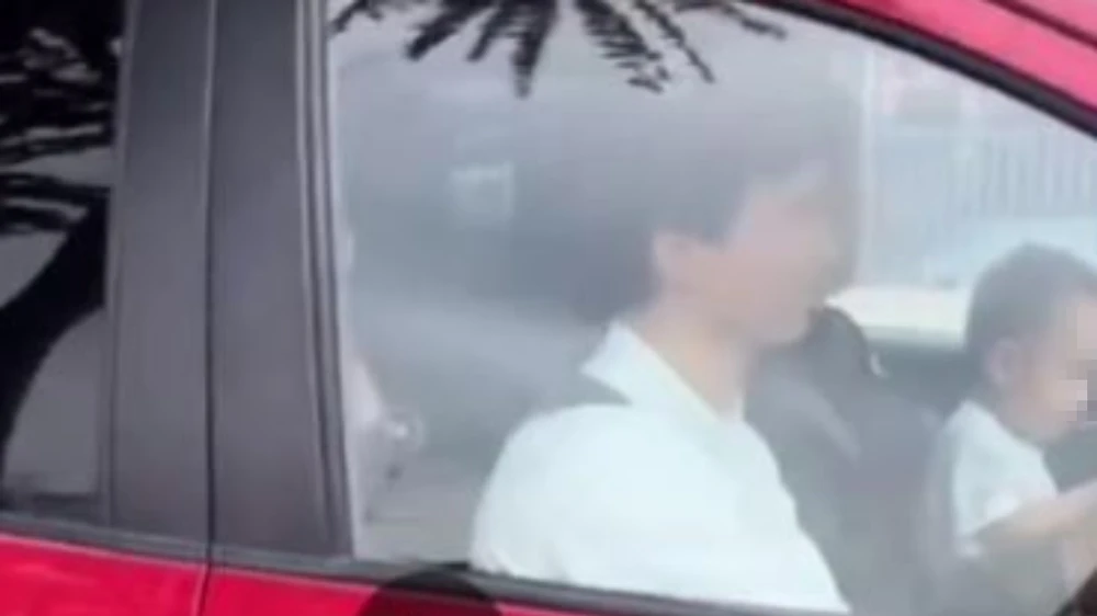 trẻ em ngồi ở ghế lái.jpg