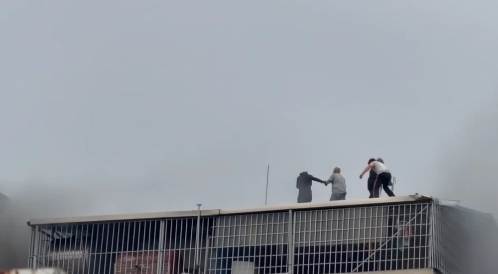 Clip hai người dũng cảm phá mái tôn cứu nhiều người trong vụ cháy ở Hà Nội