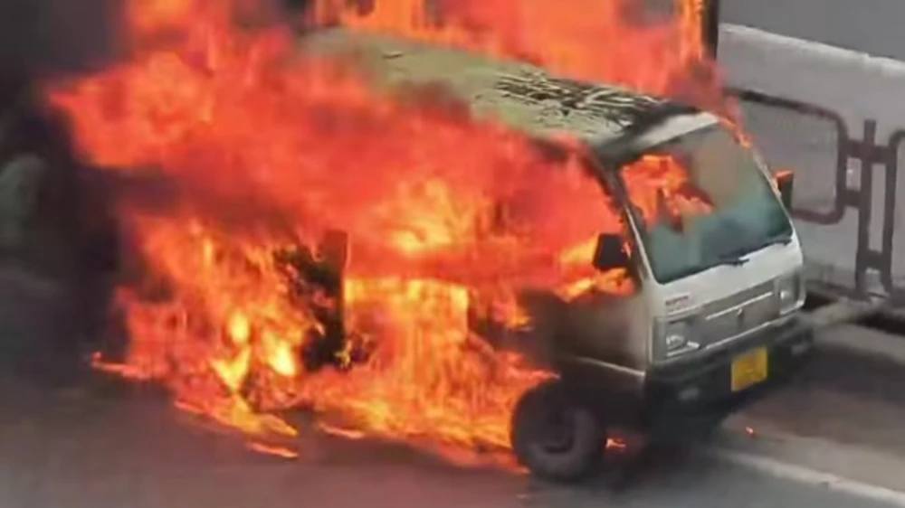 xe-ban-tai-van-boc-chay.jpg
