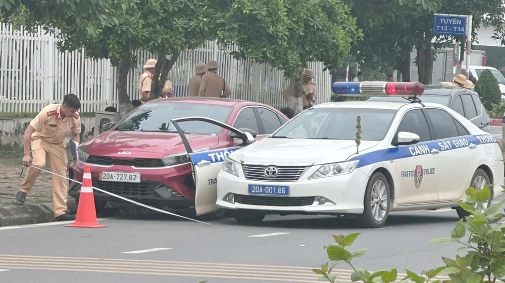 cua-xe-CSGT.jpg