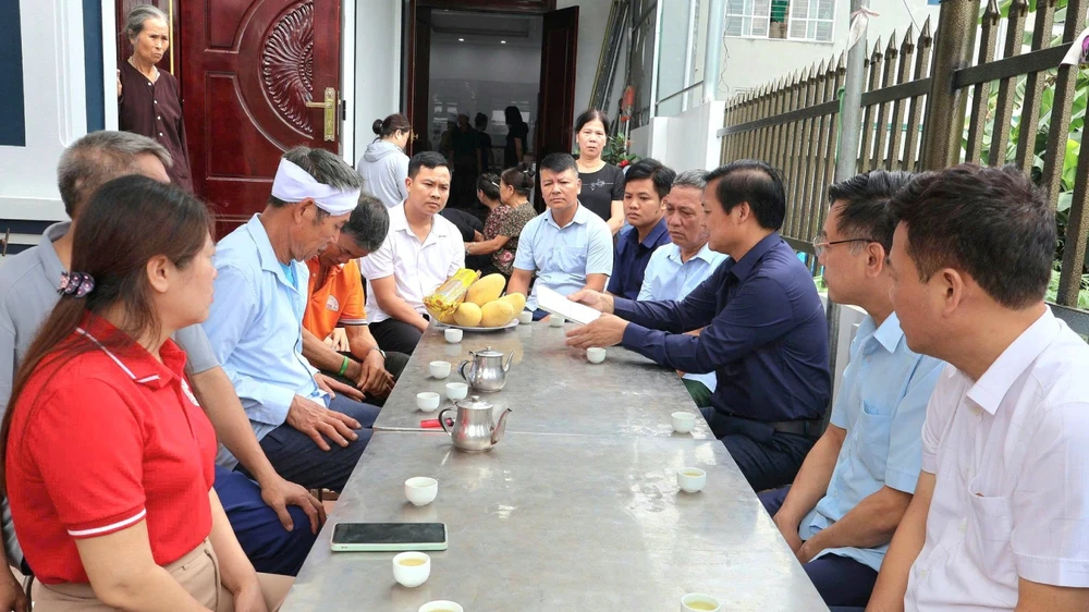 2-tre-em-duoi-nuoc.jpg