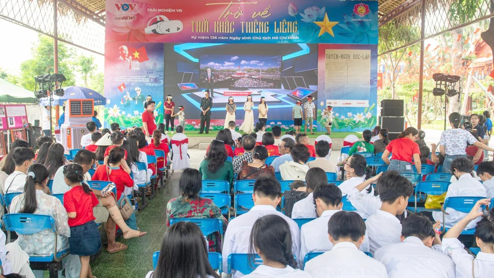 Kim-Lien-trải nghiệm VR.jpg