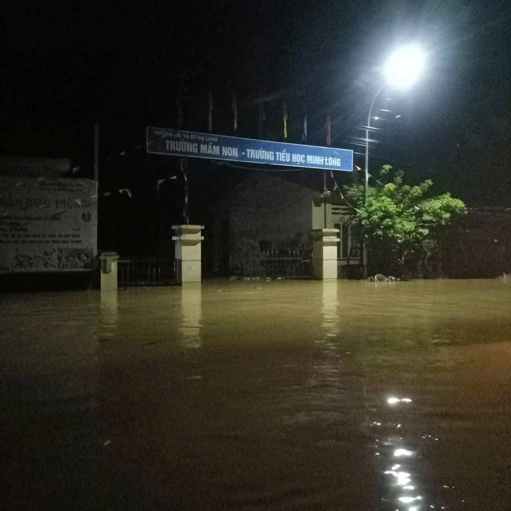 Trường mầm non bị ngập trong đêm.