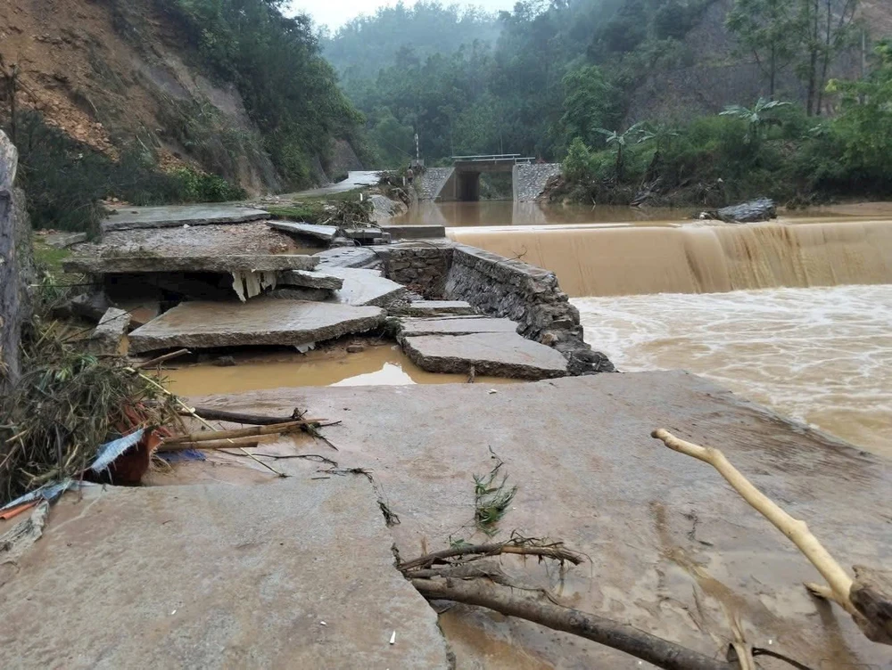 Nhiều công trình bị hư hỏng.