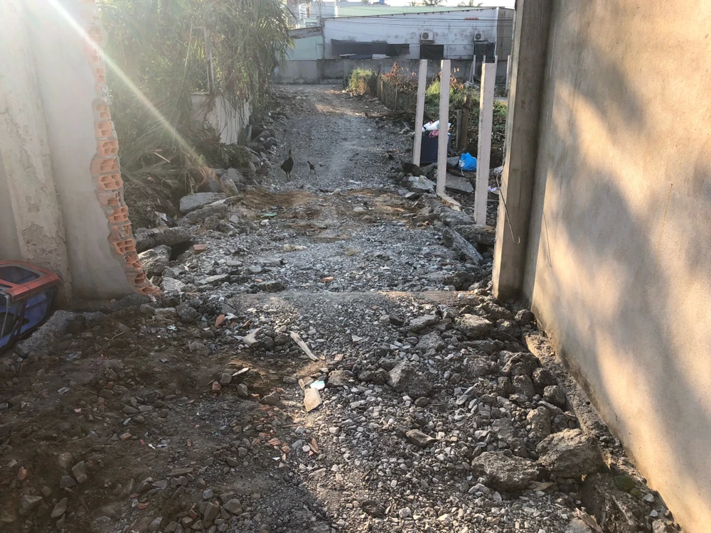 Thi hành án vẫn rối vụ 'cãi lệnh tòa chặn lối đi cả xóm' ảnh 2