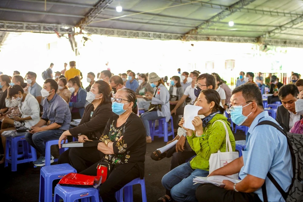 Nhiều người bị hại theo dõi phần xét hỏi của tòa. Ảnh: NGUYỆT NHI