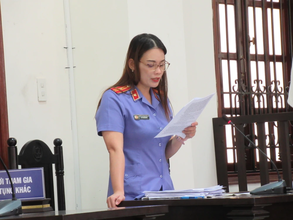 Đại diện VKS tại tòa. Ảnh: YC