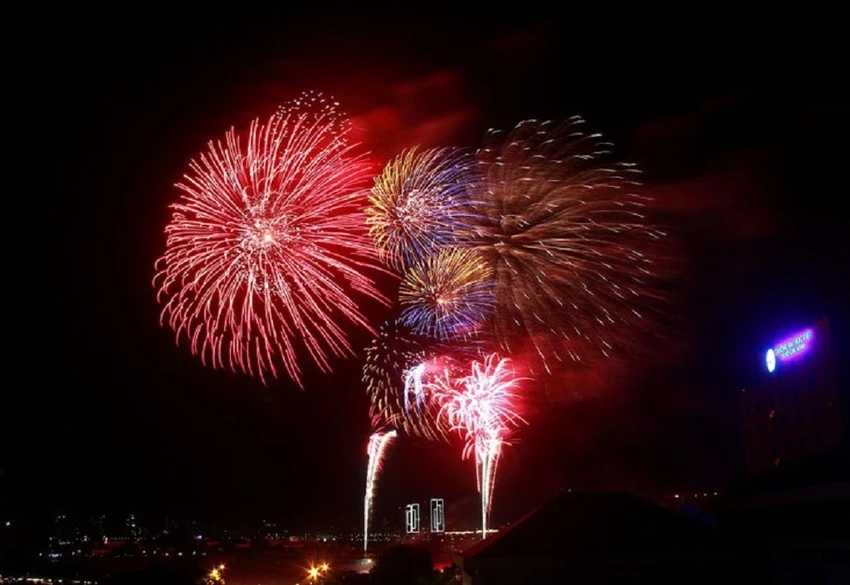 Pháo mà các tỉnh/TP thường bắn vào các dịp lễ, tết bấy lâu nay là pháo hoa nổ. Ảnh: PLO