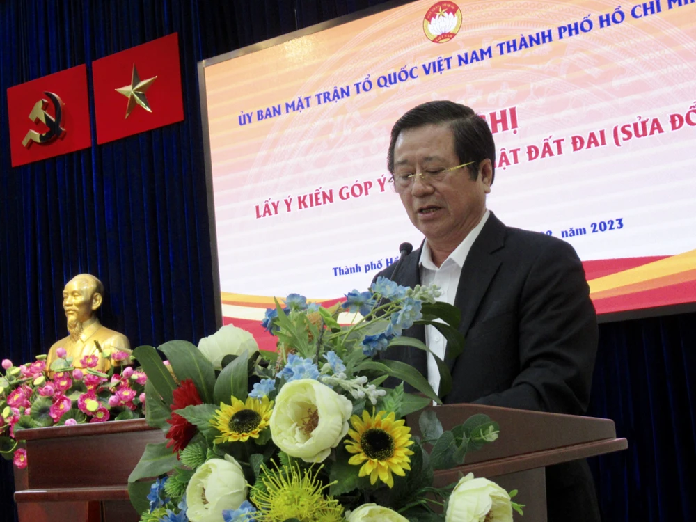 Luật sư Nguyễn Văn Hậu phát biểu tại hội nghị. Ảnh: YC