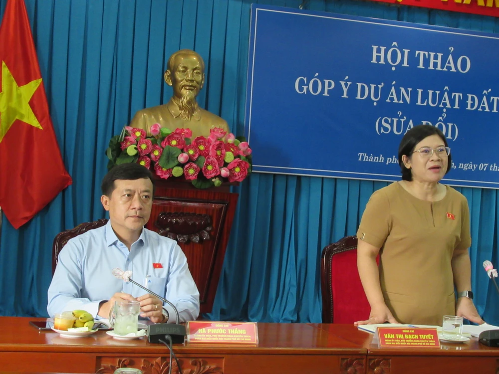 Bà Văn Thị Bạch Tuyết (Phó Trưởng đoàn chuyên trách Đoàn đại biểu Quốc hội TP.HCM) và ông Hà Phước Thắng (Phó Trưởng đoàn chuyên trách Đoàn đại biểu Quốc hội TP.HCM) chủ trì hội thảo. Ảnh: YC