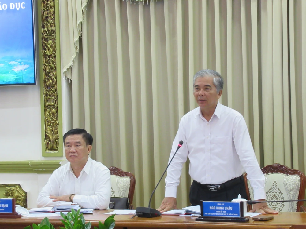 Hội nghị do ông Ngô Minh Châu (Chủ tịch Hội đồng, Phó chủ tịch UBND TP.HCM, đứng) và ông Huỳnh Văn Hạnh (Phó Chủ tịch thường trực Hội đồng, Giám đốc Sở Tư pháp TP.HCM) chủ trì. Ảnh: YC