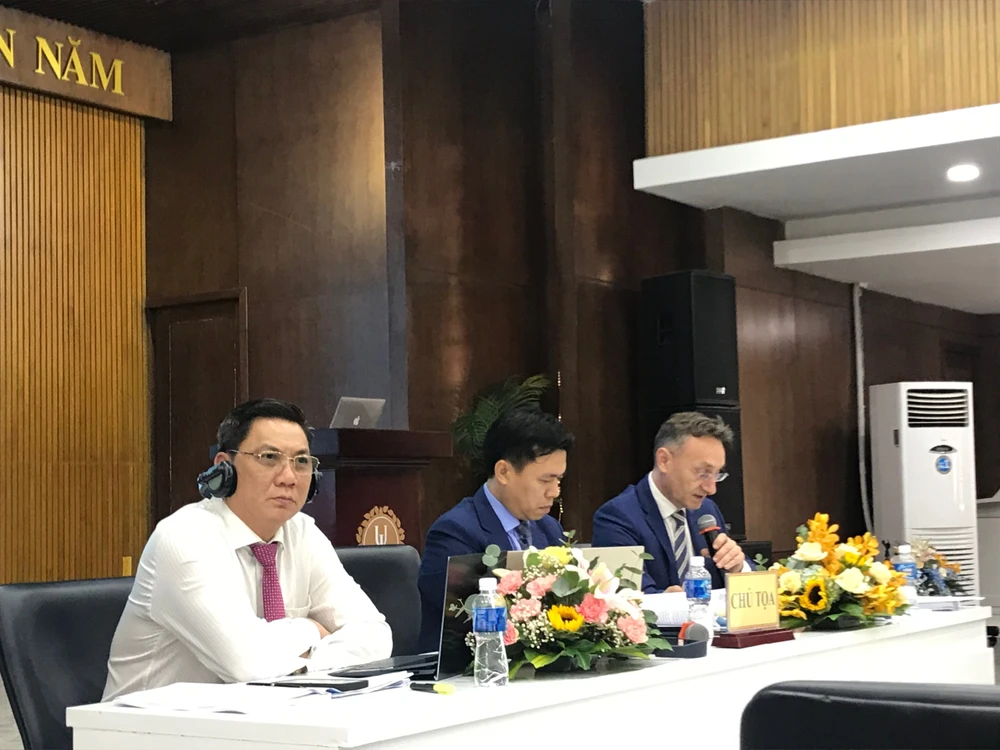 Ban chủ tọa hội thảo. Ảnh: YC