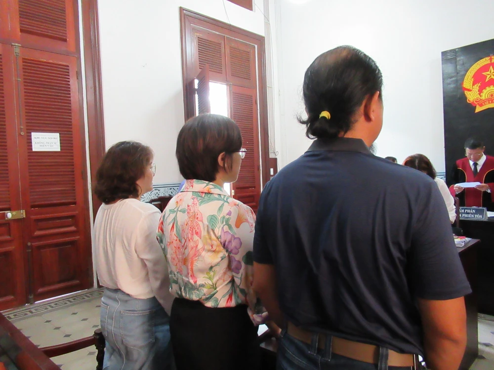 Bà Trang và đại diện tại tòa. Ảnh: YC