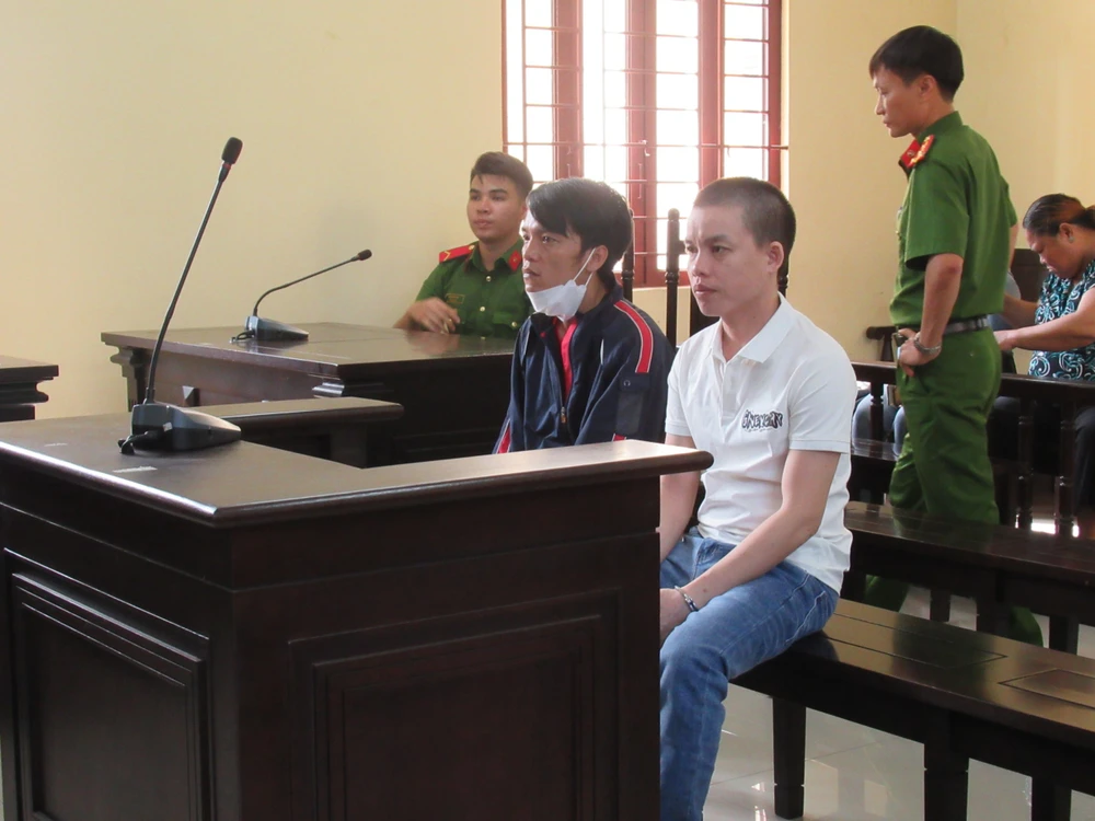 Bị cáo Trà (áo trắng) và Dũng tại tòa. Ảnh: YC