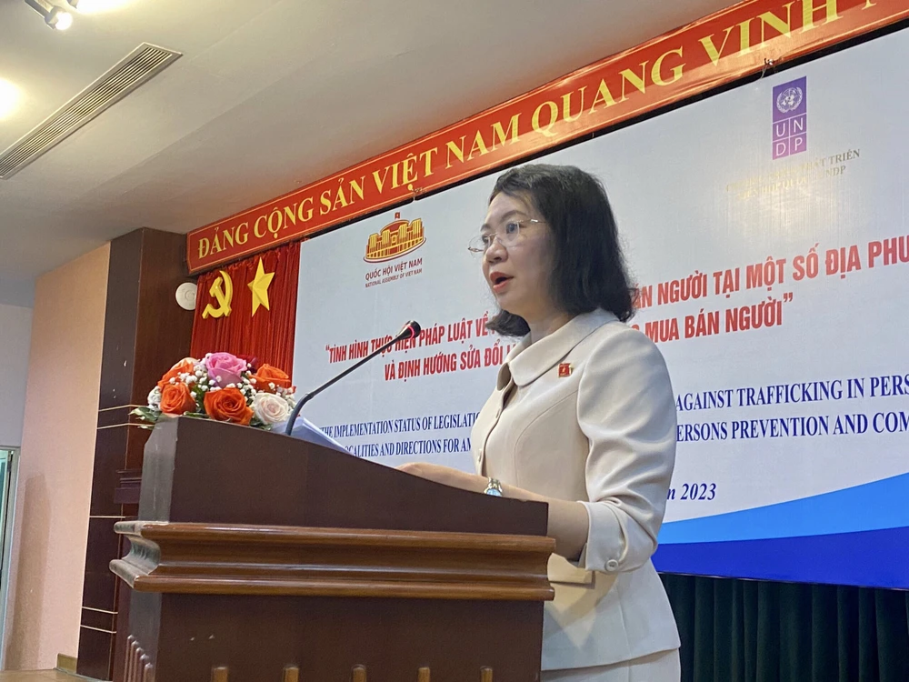 Bà Mai Thị Phương Hoa (Phó Chủ nhiệm Ủy ban Tư pháp của Quốc hội) phát biểu khai mạc. Ảnh: YC