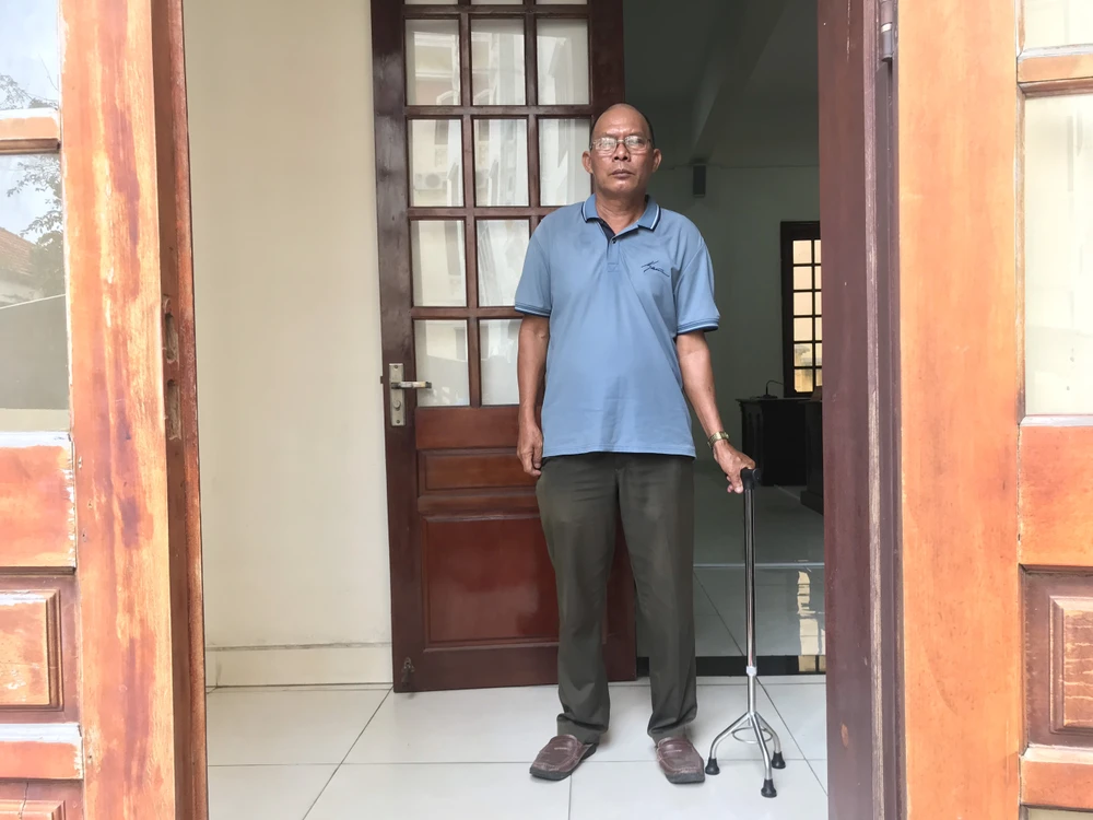 2 cha con đánh gãy chân ông thợ hồ