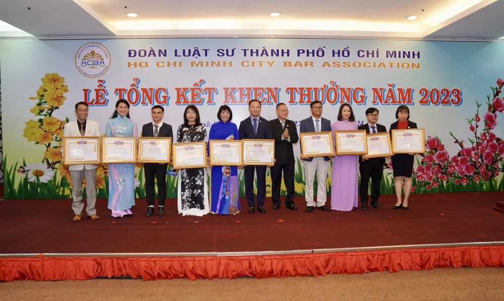 Đoàn-Luật Sư-TP.HCM-LS TRung-trao-thưởng.jpg
