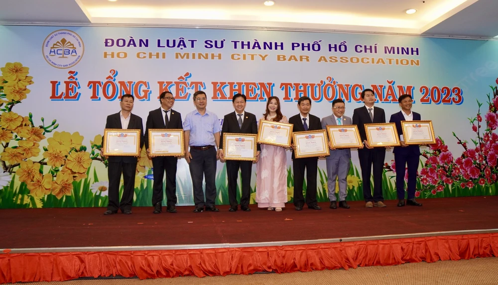 Đoàn-Luật Sư-TP.HCM-trao-thưởng.jpg
