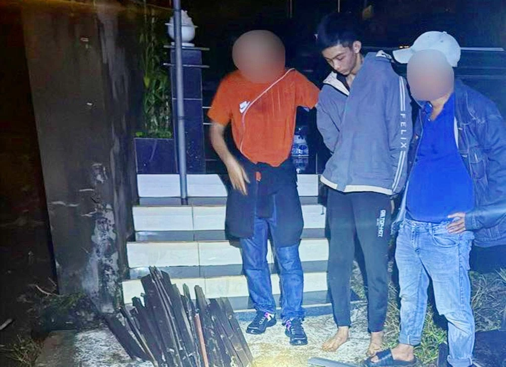 Nhóm thanh niên cạy phá hơn 100 ngôi mộ phạm tội gì?