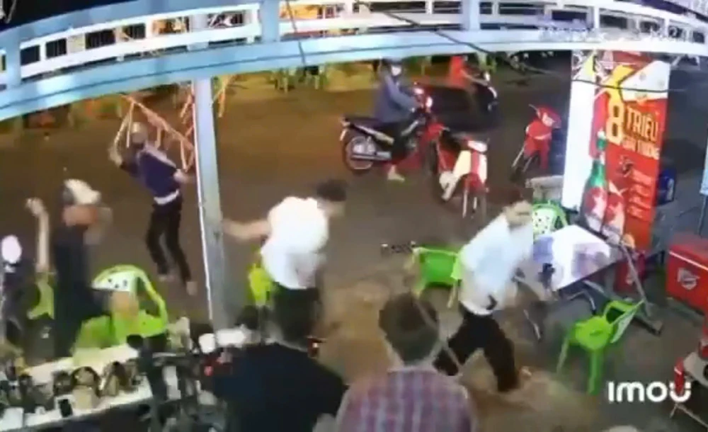 Hành vi đánh nhau của nhóm Pháp tại quán nhậu được camera ghi lại. Ảnh: cắt từ clip