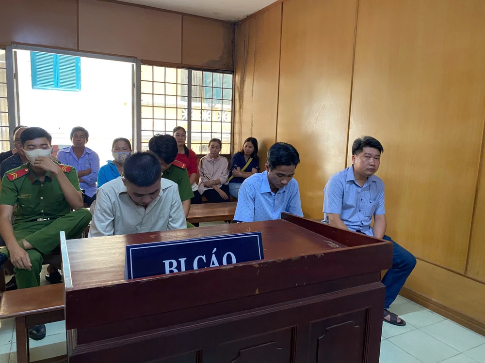 đánh gãy chân ông thợ hồ