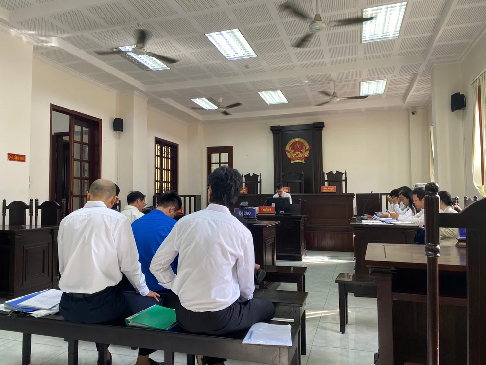 Từ chuyện bị đòi tiền góp vốn làm ăn, hai cha con một giảng viên bị vướng lao lý