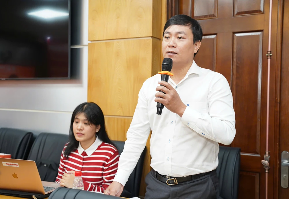 Một nhà báo đặt câu hỏi về thể lệ giải thưởng. Ảnh: THUẬN VĂN.