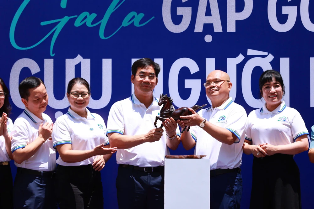 Ông Lê Thành - Chủ tịch HĐQT CTCP Tập đoàn Tân Mai, Thành viên HĐQT Tổng công ty Cổ phần Lê Bảo Minh, Viện trưởng Viện Kinh tế Xanh giành chiến thắng trong phiên đấu giá bức tượng _Đại mã hùng phong.jpg