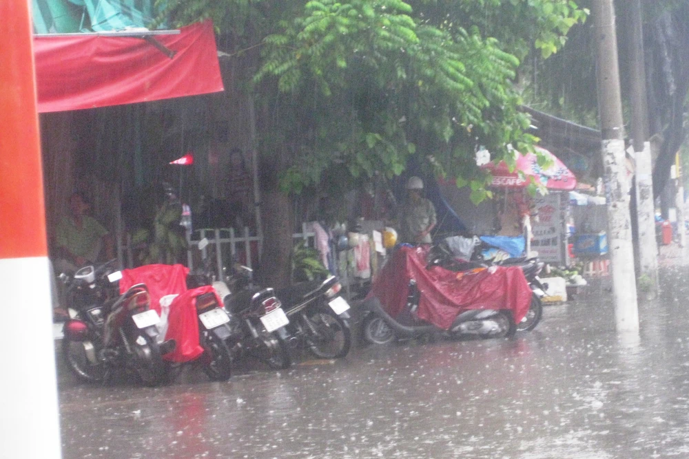 Cần Thơ mưa kéo dài, trung tâm thành phố ngập từ hẻm ra đường ảnh 7