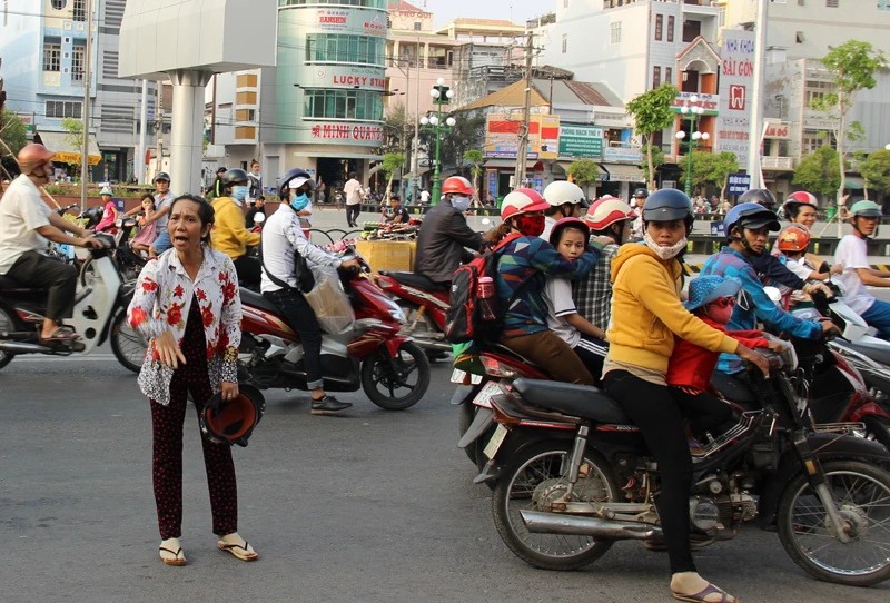 Lột guốc rượt đánh người bị kiện, chửi chủ tọa ngay tại tòa ảnh 2