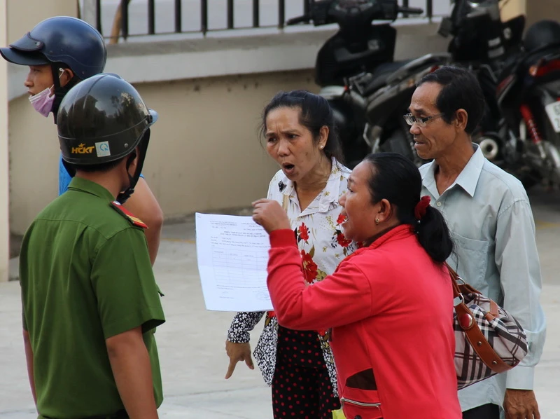 Lột guốc rượt đánh người bị kiện, chửi chủ tọa ngay tại tòa ảnh 3