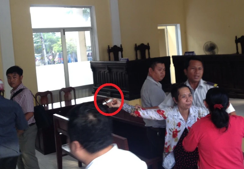 Lột guốc rượt đánh người bị kiện, chửi chủ tọa ngay tại tòa ảnh 1