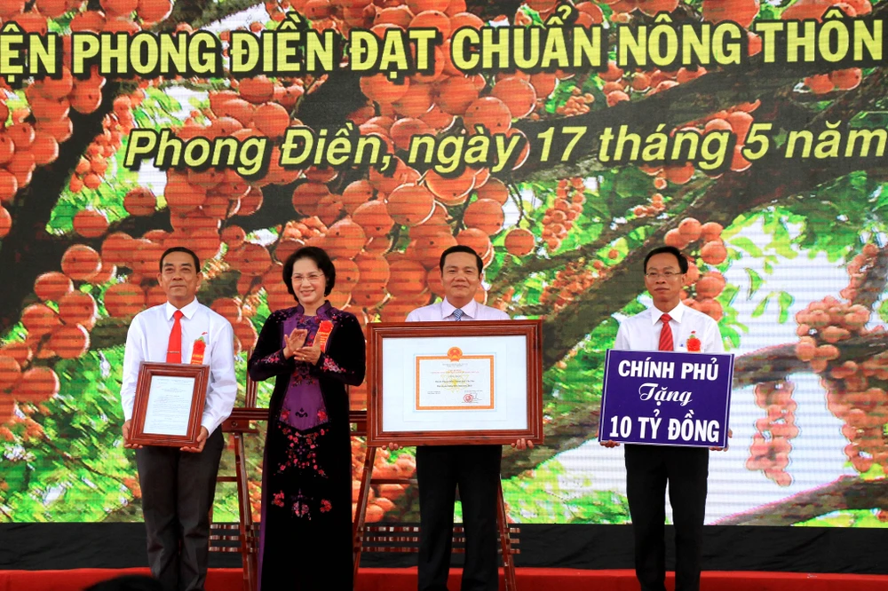 Chủ tịch Quốc hội trao bằng công nhận huyện nông thôn mới ảnh 1