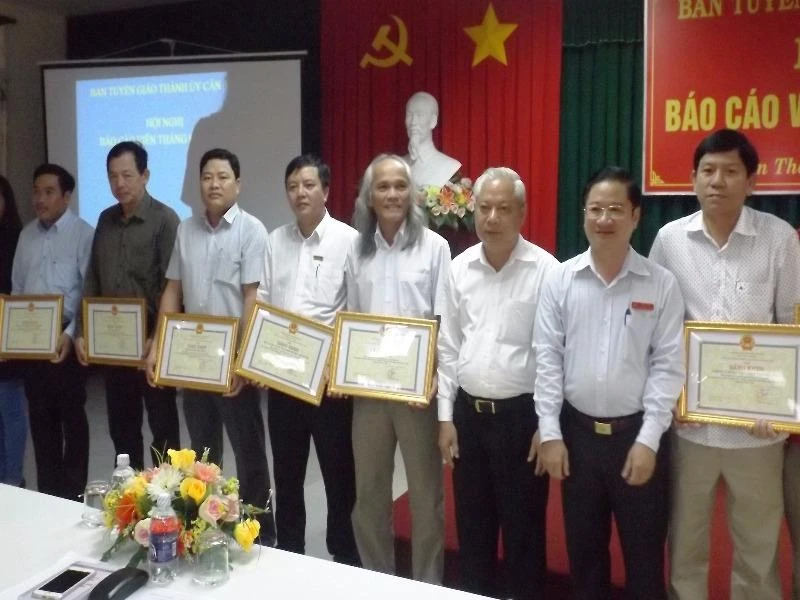 Các cơ quan báo chí nhận bằng khen của Chủ tịch UBND TP Cần Thơ