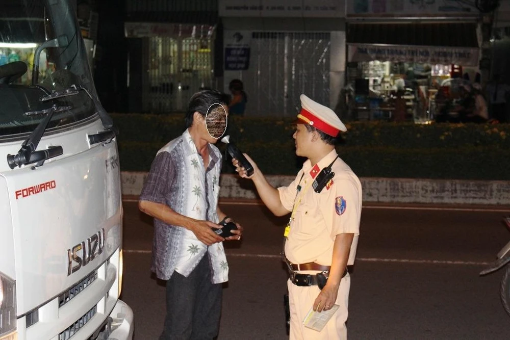 Lực lượng PC67 Công an Cần Thơ đo nồng đồ cồn tài xế xe tải - Ảnh G.T
